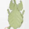 Colgante para llavero con forma de insecto hoja en piel de becerro clásica color Light Pear