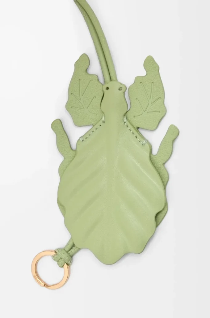 Colgante para llavero con forma de insecto hoja en piel de becerro clásica color Light Pear