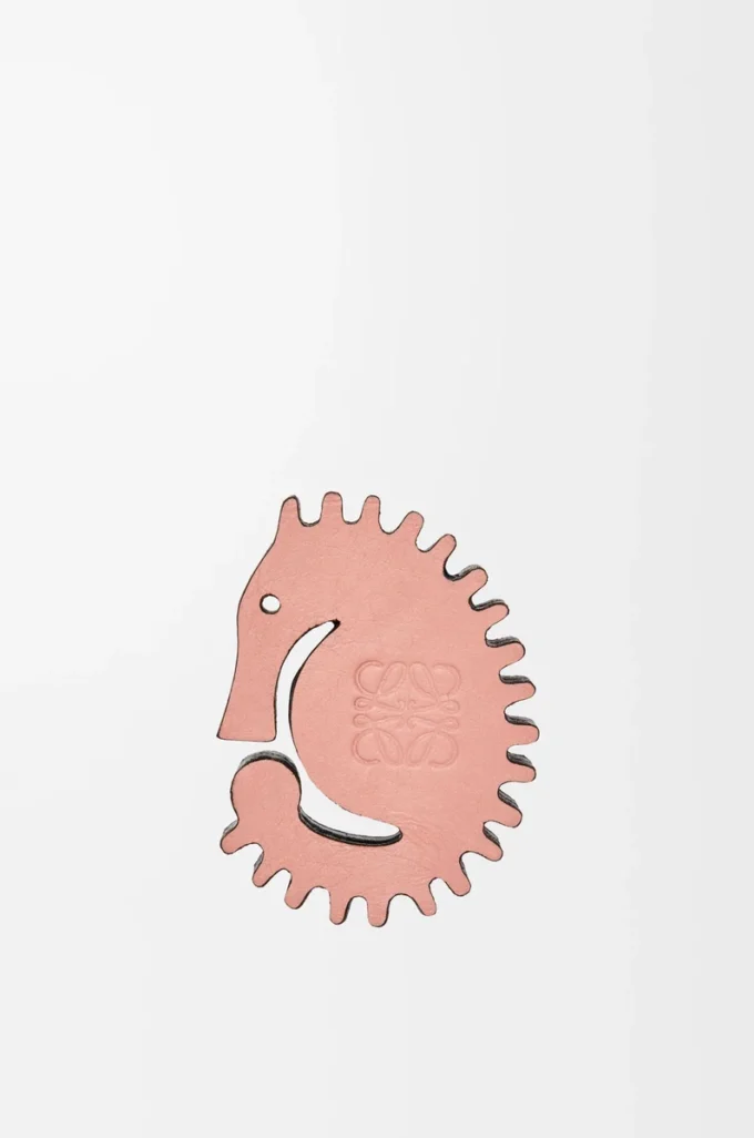 Dados Seahorse en piel de becerro clásica Blossom/Tan