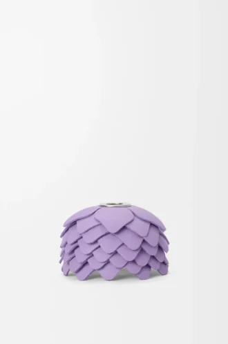 Dije de flor pequeña en piel de becerro color malva