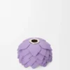 Dije de flor pequeña en piel de becerro color malva Dije de flor pequeña en piel de becerro color malva