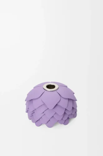 Dije de flor pequeña en piel de becerro color malva