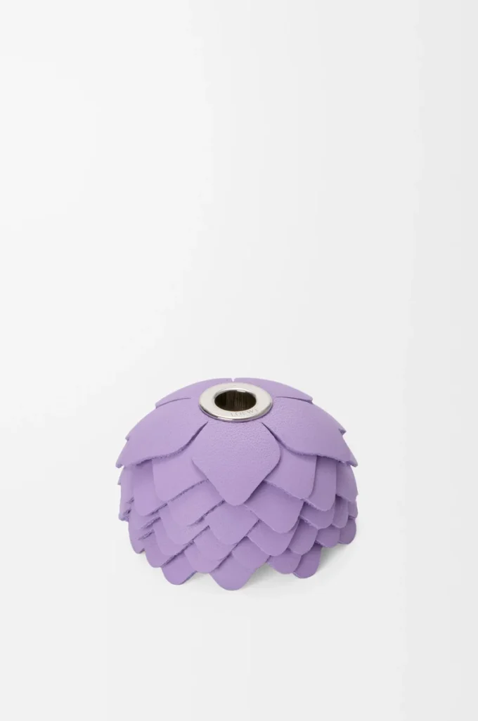Dije de flor pequeña en piel de becerro color malva Dije de flor pequeña en piel de becerro color malva