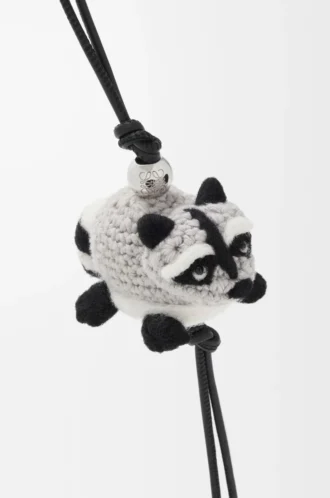 Dije de mapache en fieltro gris