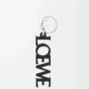 Dije LOEWE Signature en piel de becerro lisa. Negro Dije LOEWE Signature en piel de becerro lisa. Negro