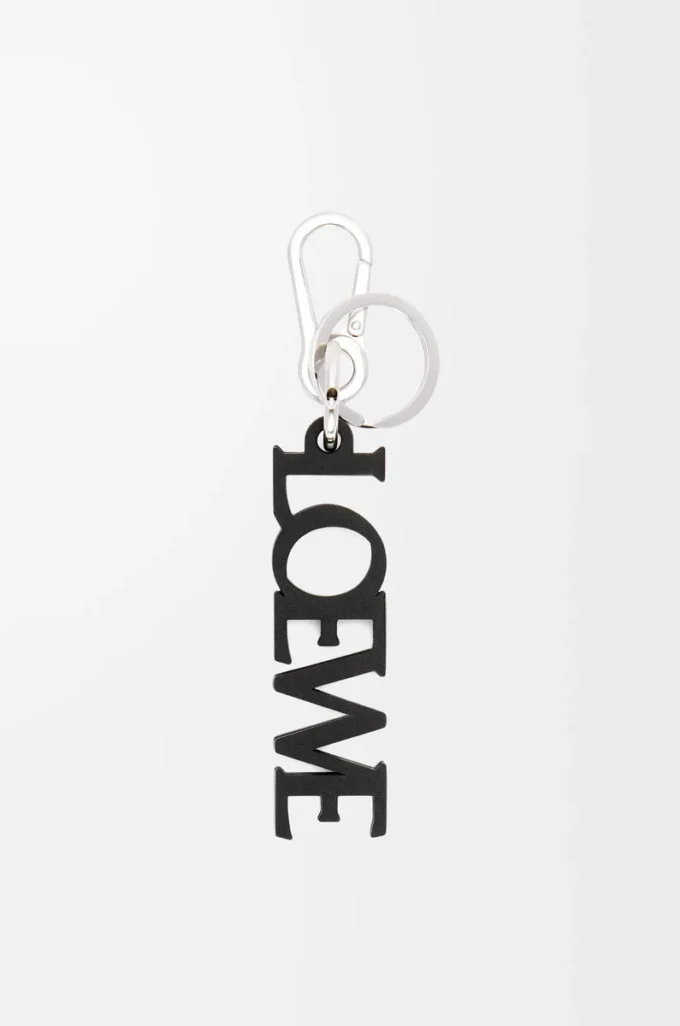 Dije LOEWE Signature en piel de becerro lisa. Negro Dije LOEWE Signature en piel de becerro lisa. Negro