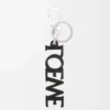 Dije LOEWE Signature en piel de becerro lisa. Negro Dije LOEWE Signature en piel de becerro lisa. Negro