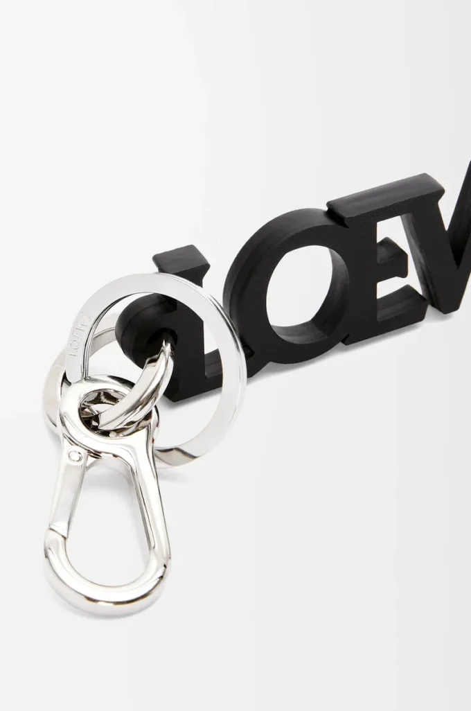 Dije LOEWE Signature en piel de becerro lisa. Negro Dije LOEWE Signature en piel de becerro lisa. Negro