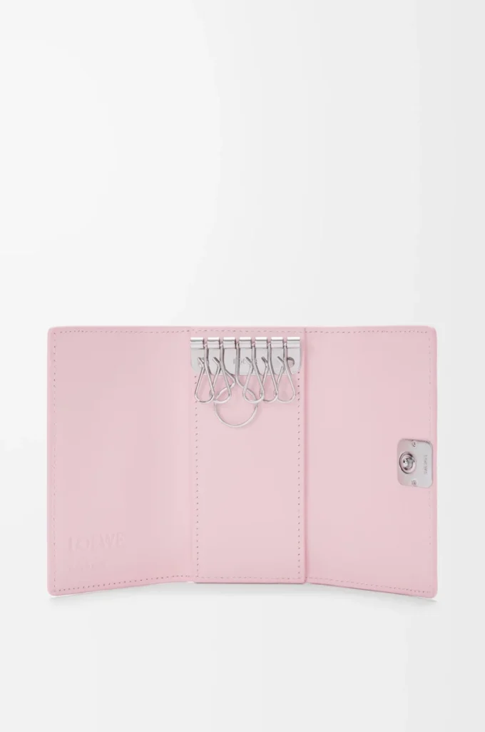 Estuche para llaves Anagram en piel de becerro granulada Blossom Estuche para llaves Anagram en piel de becerro granulada Blossom