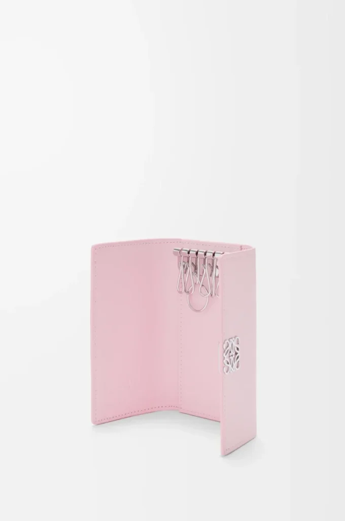 Estuche para llaves Anagram en piel de becerro granulada Blossom Estuche para llaves Anagram en piel de becerro granulada Blossom