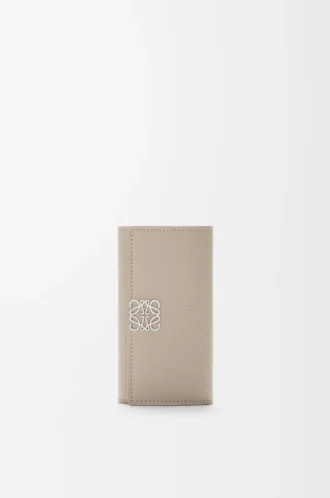 Funda para llaves Anagram en piel de becerro granulada Clay