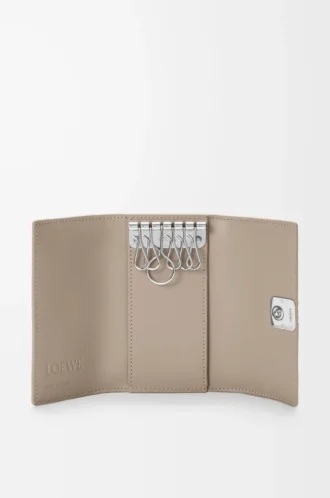 Funda para llaves Anagram en piel de becerro granulada Clay