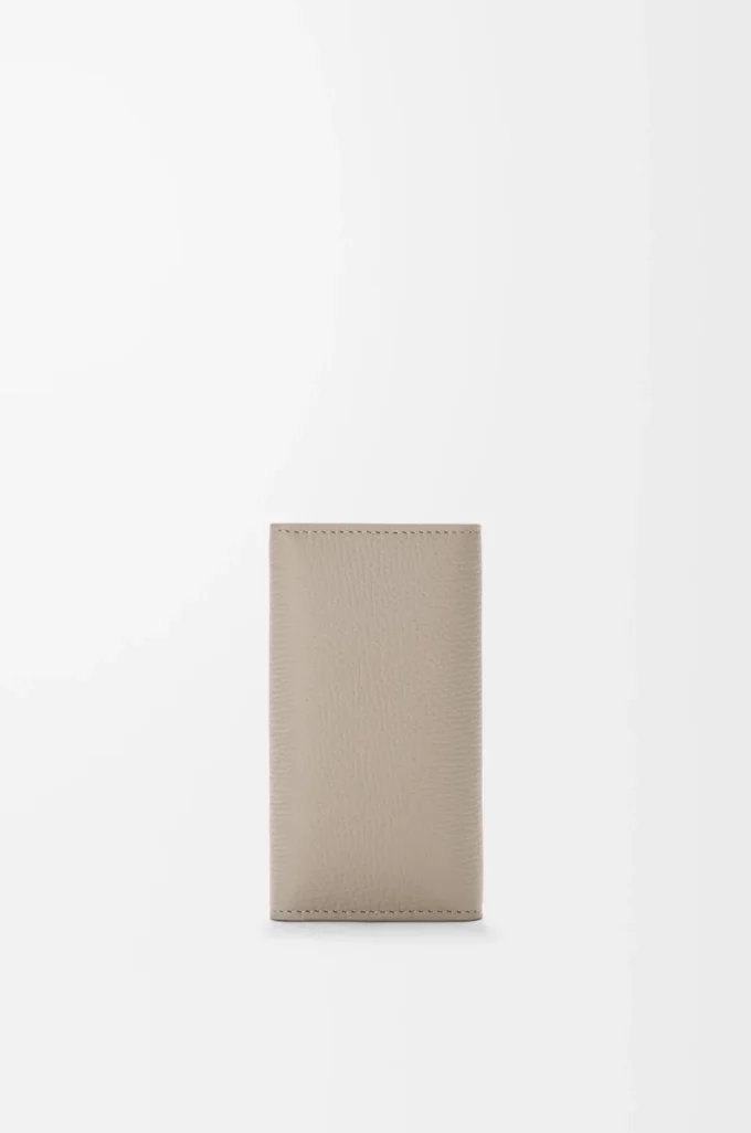 Funda para llaves Anagram en piel de becerro granulada Clay Funda para llaves Anagram en piel de becerro granulada Clay