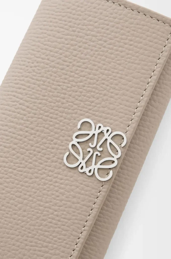 Funda para llaves Anagram en piel de becerro granulada Clay Funda para llaves Anagram en piel de becerro granulada Clay