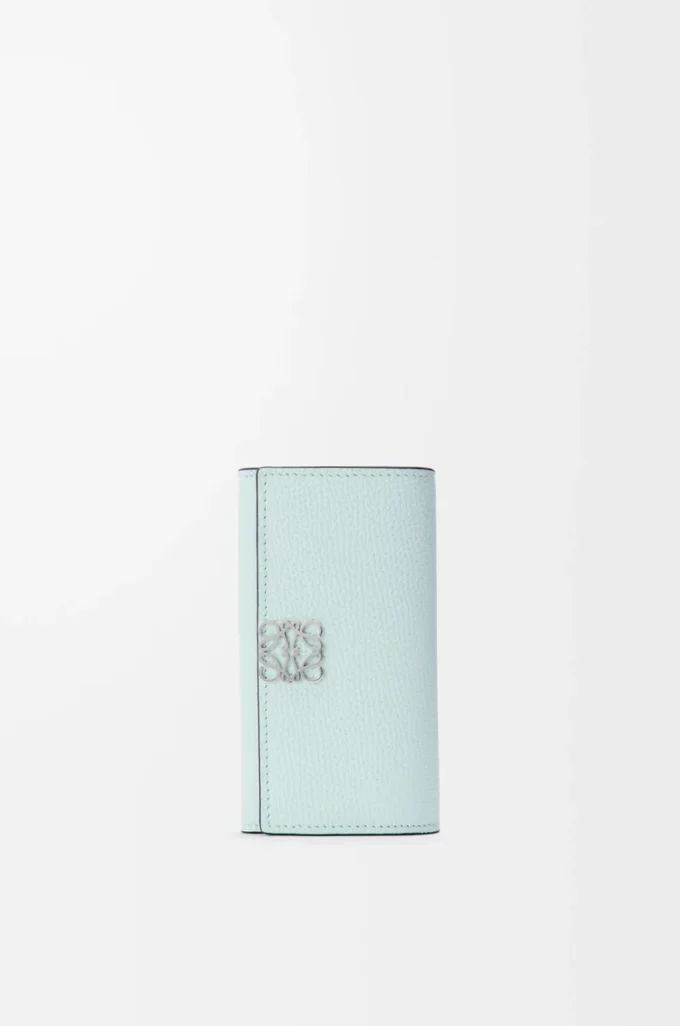 Funda para llaves Anagram en piel de becerro granulada Frozen Funda para llaves Anagram en piel de becerro granulada Frozen