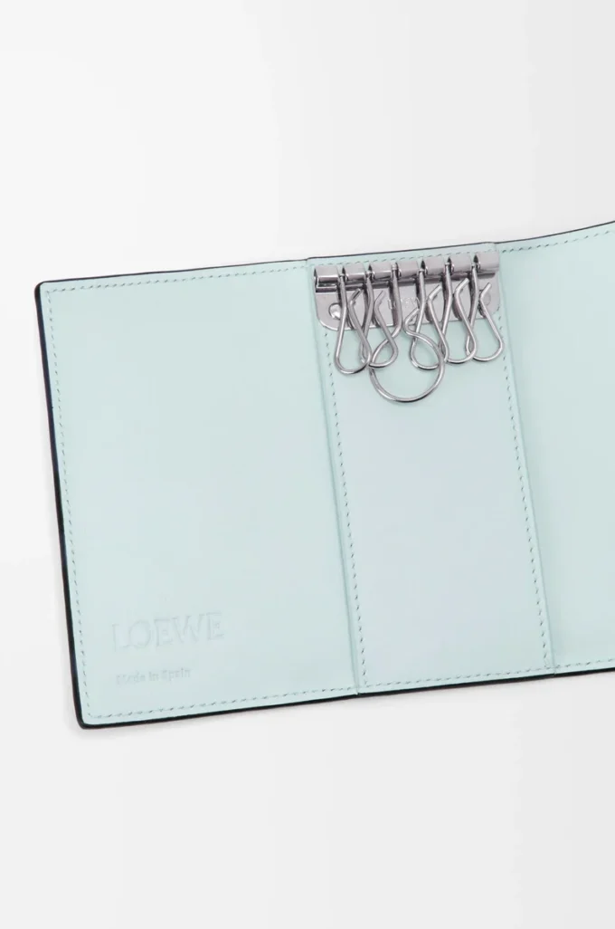 Funda para llaves Anagram en piel de becerro granulada Frozen Funda para llaves Anagram en piel de becerro granulada Frozen
