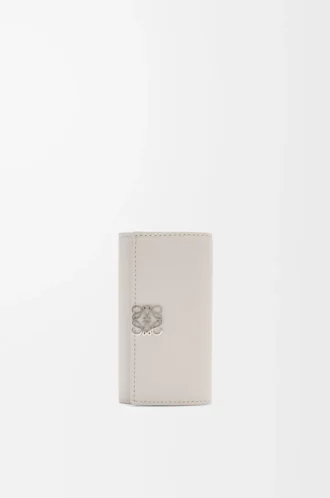 Funda para llaves Anagram en piel de becerro granulada Light Ghost
