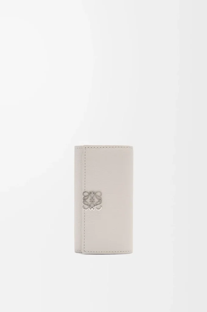 Funda para llaves Anagram en piel de becerro granulada Light Ghost Funda para llaves Anagram en piel de becerro granulada Light Ghost