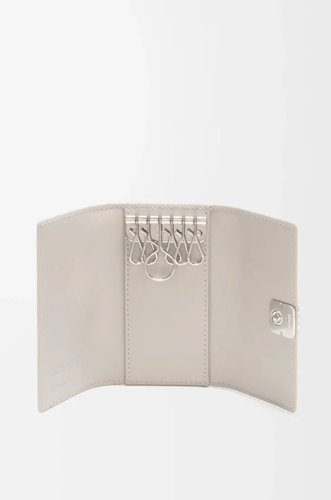 Funda para llaves Anagram en piel de becerro granulada Light Ghost Funda para llaves Anagram en piel de becerro granulada Light Ghost