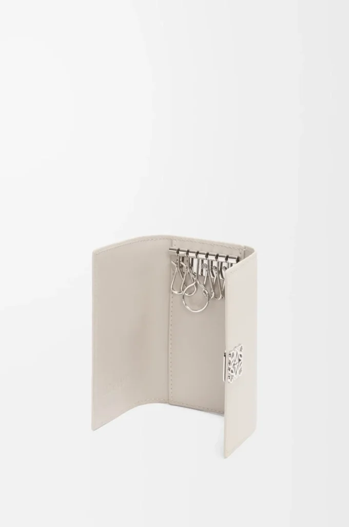 Funda para llaves Anagram en piel de becerro granulada Light Ghost Funda para llaves Anagram en piel de becerro granulada Light Ghost