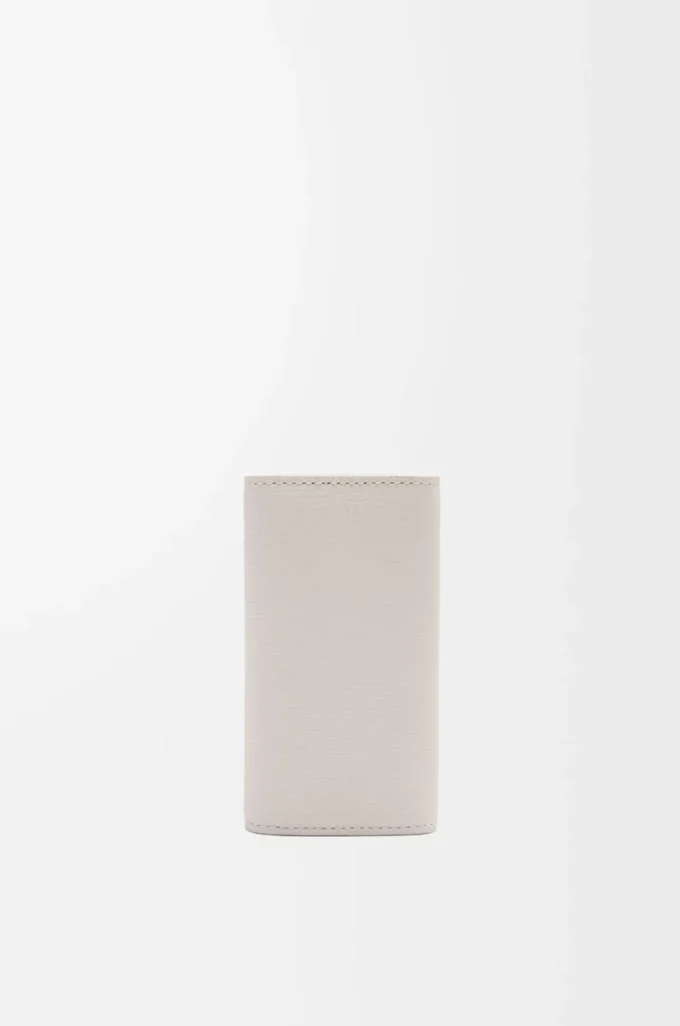 Funda para llaves Anagram en piel de becerro granulada Light Ghost Funda para llaves Anagram en piel de becerro granulada Light Ghost