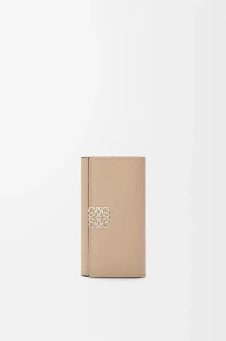 Funda para llaves Anagram en piel de becerro granulada Sand