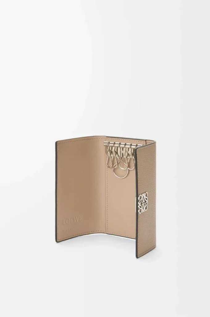 Funda para llaves Anagram en piel de becerro granulada Sand Funda para llaves Anagram en piel de becerro granulada Sand
