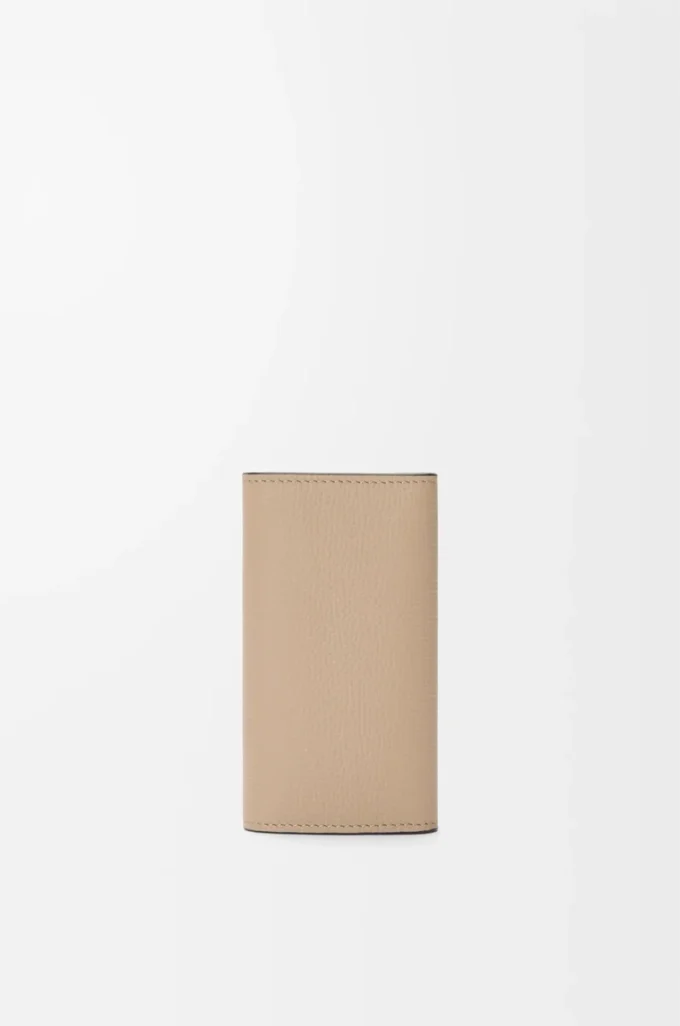 Funda para llaves Anagram en piel de becerro granulada Sand Funda para llaves Anagram en piel de becerro granulada Sand
