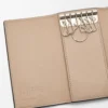 Funda para llaves Anagram en piel de becerro granulada Sand Funda para llaves Anagram en piel de becerro granulada Sand