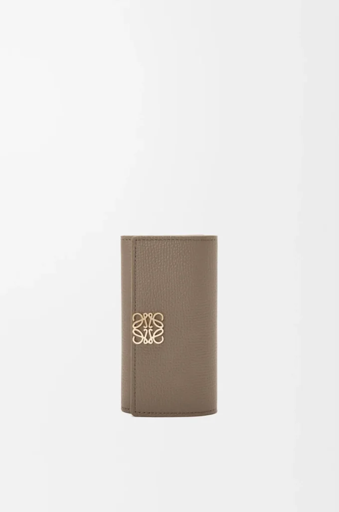 Funda para llaves Anagram en piel de becerro granulada Taupe Funda para llaves Anagram en piel de becerro granulada Taupe