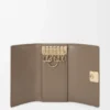 Funda para llaves Anagram en piel de becerro granulada Taupe Funda para llaves Anagram en piel de becerro granulada Taupe