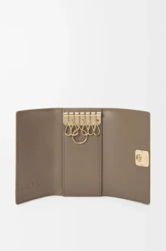 Funda para llaves Anagram en piel de becerro granulada Taupe