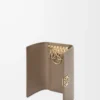 Funda para llaves Anagram en piel de becerro granulada Taupe Funda para llaves Anagram en piel de becerro granulada Taupe