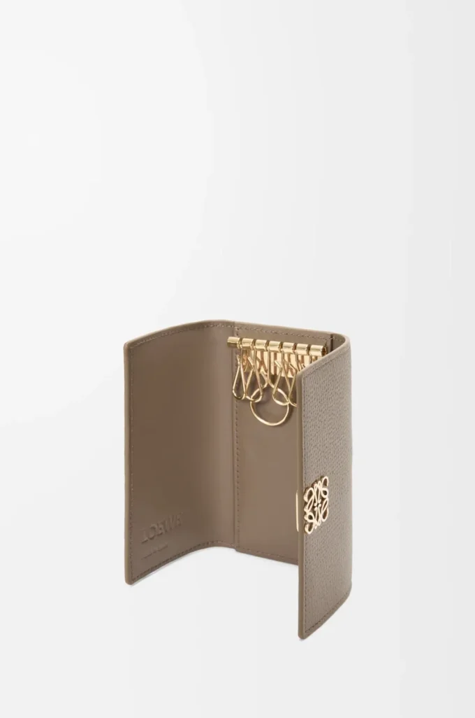Funda para llaves Anagram en piel de becerro granulada Taupe Funda para llaves Anagram en piel de becerro granulada Taupe