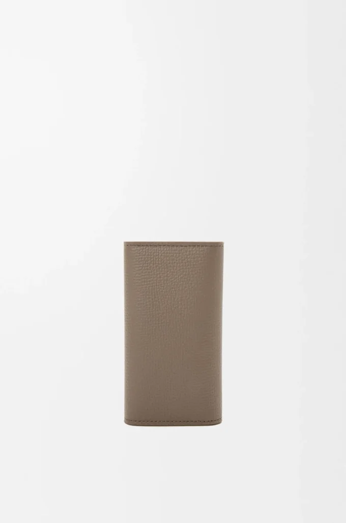 Funda para llaves Anagram en piel de becerro granulada Taupe Funda para llaves Anagram en piel de becerro granulada Taupe