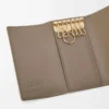 Funda para llaves Anagram en piel de becerro granulada Taupe Funda para llaves Anagram en piel de becerro granulada Taupe