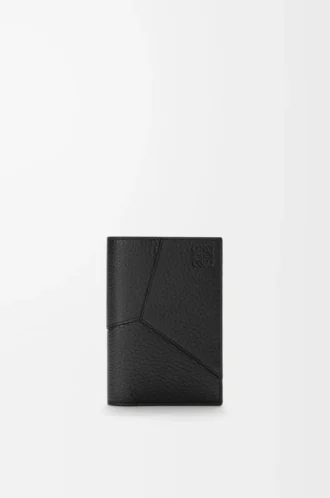 Funda para pasaporte Puzzle en piel de becerro granulada flexible. Color negro.