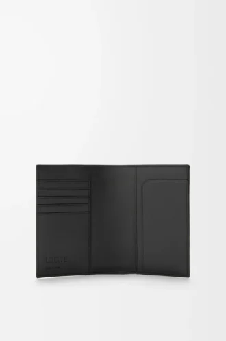 Funda para pasaporte Puzzle en piel de becerro granulada flexible. Color negro.