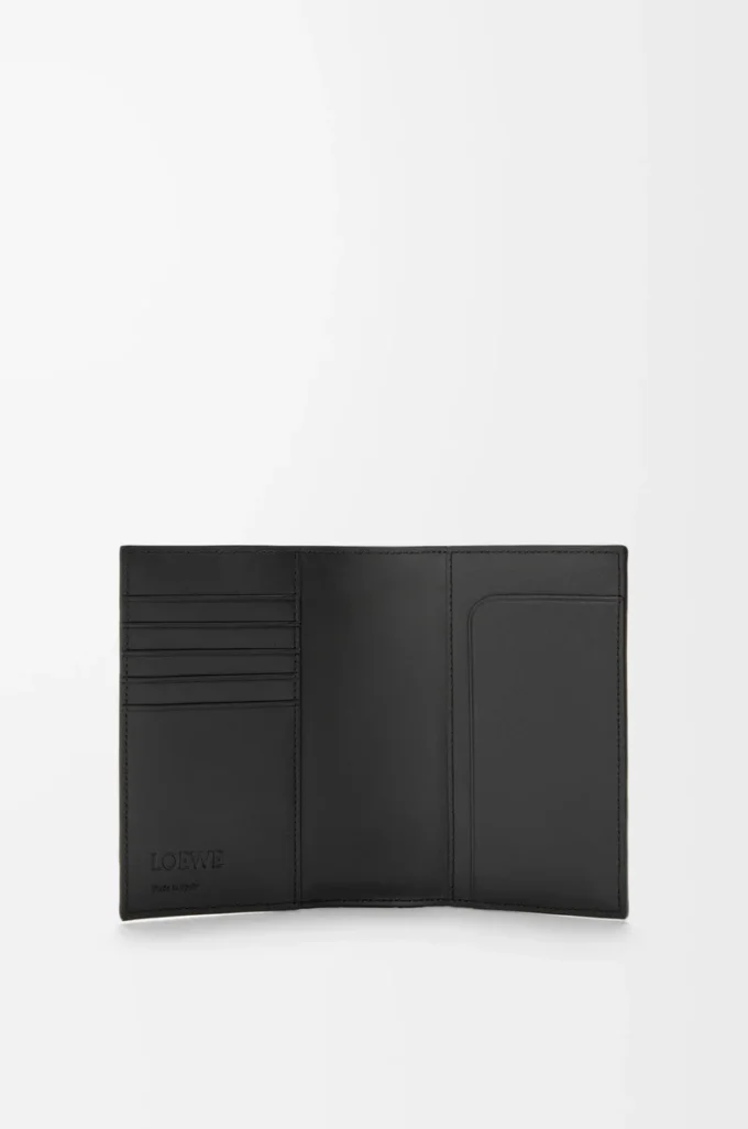 Funda para pasaporte Puzzle en piel de becerro granulada flexible. Color negro.