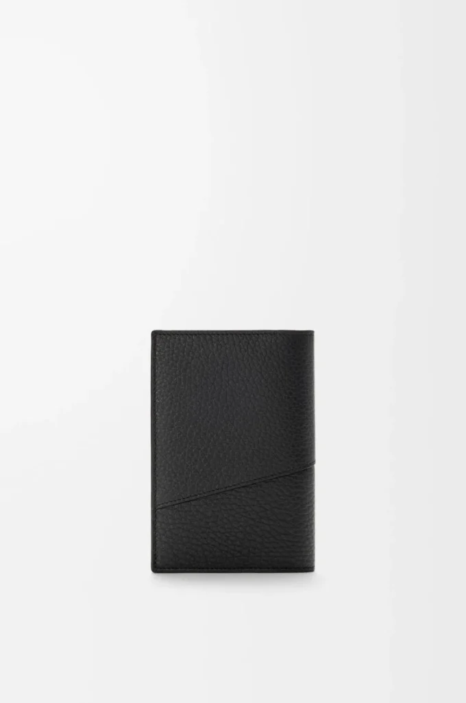 Funda para pasaporte Puzzle en piel de becerro granulada flexible. Color negro.