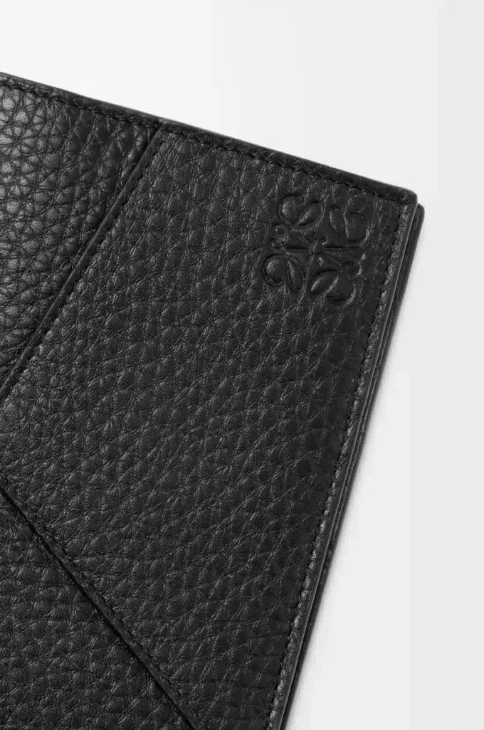 Funda para pasaporte Puzzle en piel de becerro granulada flexible. Color negro.