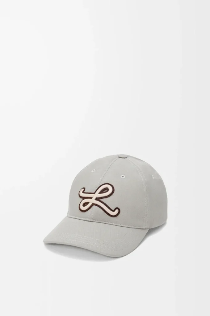 Gorra con parche L de algodón gris concha Gorra con parche L de algodón gris concha