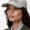 Gorra con parche L de algodón gris concha Gorra con parche L de algodón gris concha