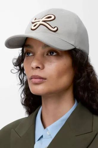 Gorra con parche L de algodón gris concha
