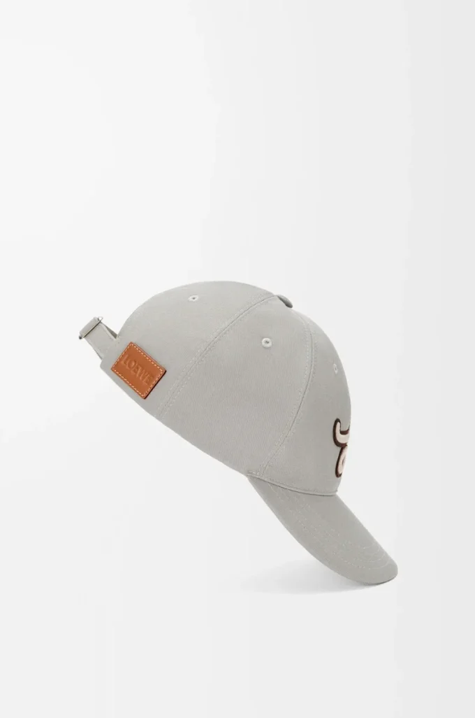 Gorra con parche L de algodón gris concha Gorra con parche L de algodón gris concha