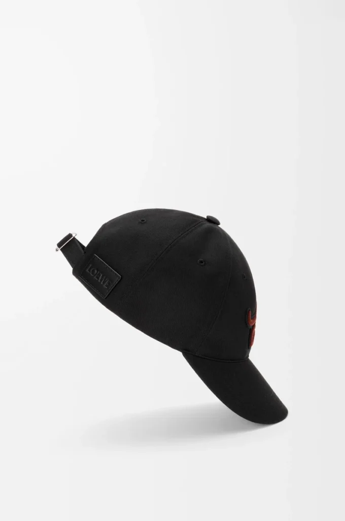 Gorra con parche L en algodón negro Gorra con parche L en algodón negro