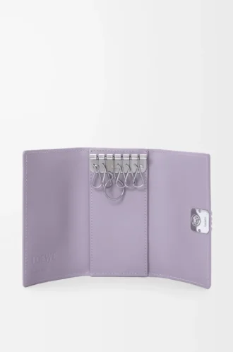 Llavero Anagram en piel de becerro granulada Dirty Mauve