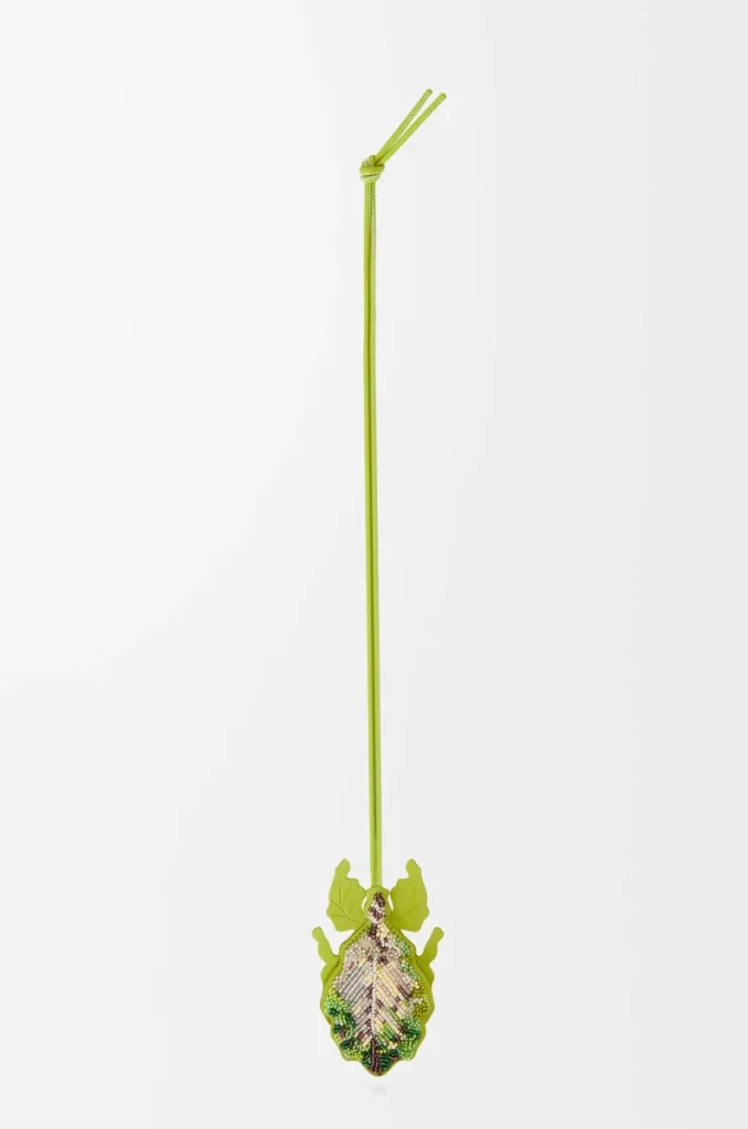 Llavero con forma de insecto hoja en cuero con cuentas color verde prado Llavero con forma de insecto hoja en cuero con cuentas color verde prado