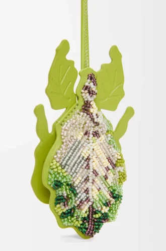 Llavero con forma de insecto hoja en cuero con cuentas color verde prado