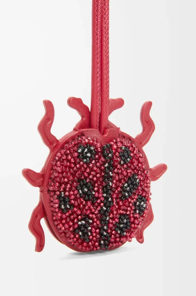 Llavero con forma de mariquita en cuero con cuentas color rojo rubí